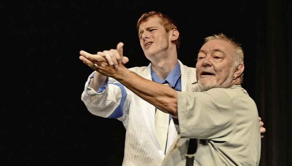 Sven Birrer-Wyss (l.) als Sohn und Ruedi Widtmann als sein Vater finden nach dem Tod der Mutter und der Ehefrau näher zueinander. Bild: Selwyn Hoffmann