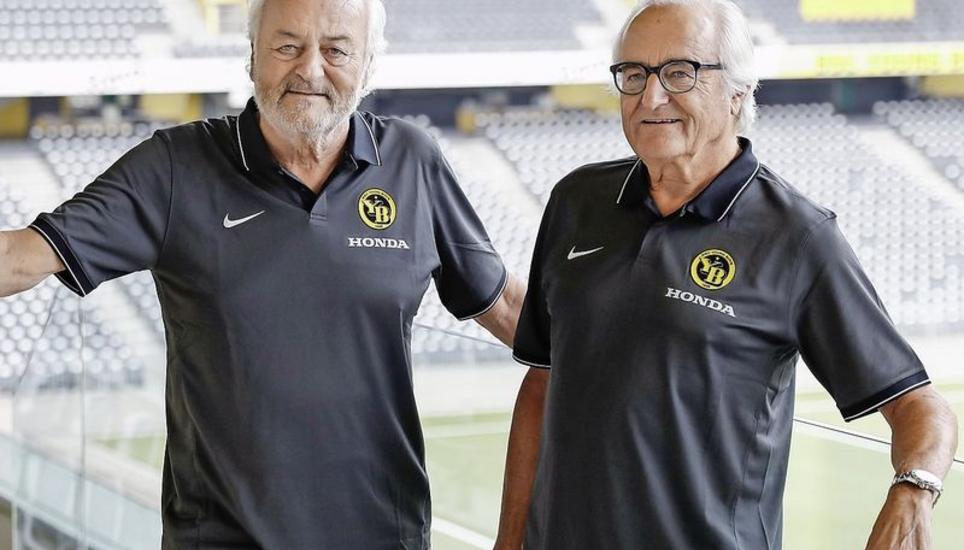 Andy Rihs (l.) und Hansueli Rihs, die Investoren der Berner Sport und Event Holding AG, posieren nach einer Medienkonferenz im Stade de Suisse. Bild: Key