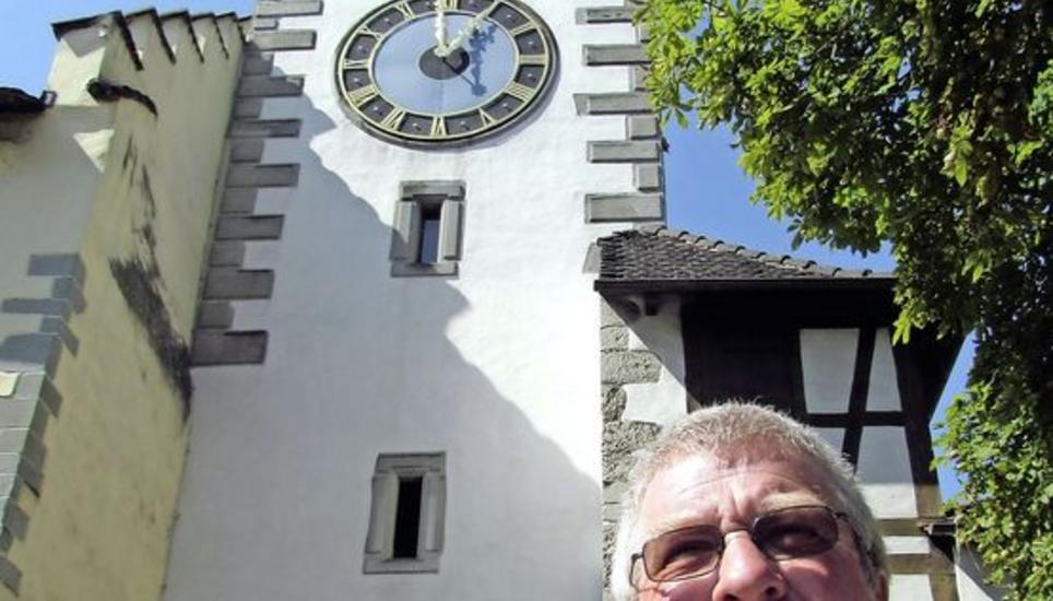 Seit 32 Jahren steigt Hansueli Ruch in den Diessenhofer Siegelturm hinauf, um das Schlagwerk in Betrieb zu setzen. Bild: Ernst Hunkeler