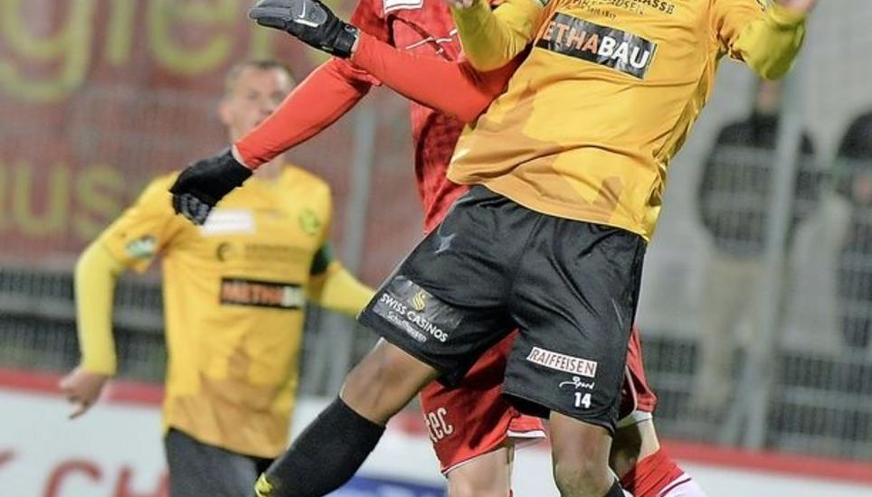 Paulinho, wie man ihn kennt: Der 34-jährige Brasilianer ist immer mit vollem Einsatz am Ball – wie bereits letzte Saison im Derby gegen Winterthur. Bild Michael Kessler