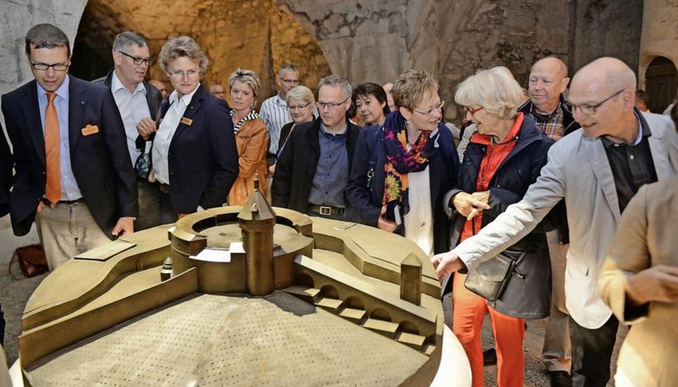 Der Munot im Massstab 1:125 soll künftig die Kasematte aufwerten. Das Bronzemodell ist ein Geschenk des Rotary Clubs Schaffhausen-Munot anlässlich seines 25-Jahr-Jubiläums im vergangenen Jahr. Bild Selwyn Hoffmann