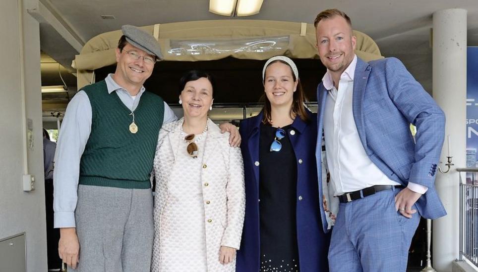 Hatten guten Grund zum Feiern, von links Ralph, Arlette und Tochter Eliane Baldinger sowie Robin Dossenbach, stellvertretender Geschäftsführer/Sales.Bild Begüm Ürek