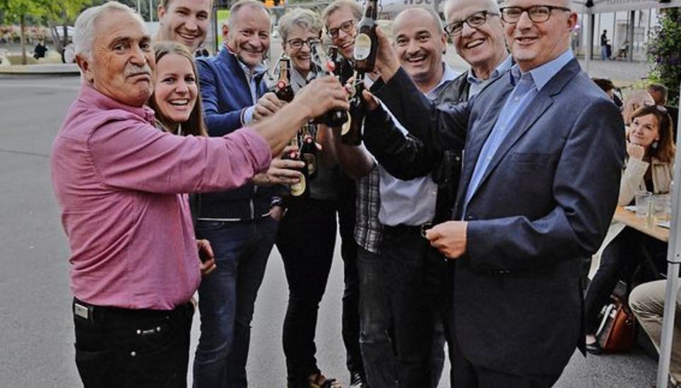 So sehen Sieger aus: An der Schifflände in Schaffhausen hat die SVP mit Falken-Bier auf die für sie erfolgreiche Wahl angestossen. Bild: Begüm Ürek