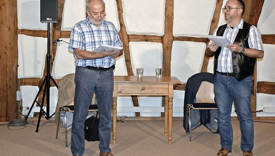 Hanspeter Siegenthaler (l.) und Martin Siegenthaler lesen aus dem Briefwechsel – Dokumente der Zuneigung zwischen Hermann Hesse und Sohn Martin Hesse. Bild: Jörg Riser