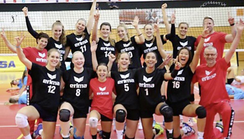 Das Team des VC Kanti jubelt nach dem Gewinn des Turniers in Innsbruck, heute erwartet ein stärkerer Gegner die Schaffhauserinnen. Bild: Werner Schläpfer