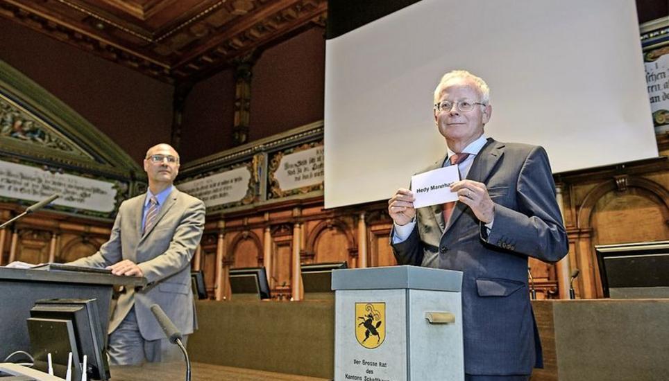 Regierungspräsident Reto Dubach waltete seines Amtes bei der Auslosung des Sitzes. Staatsschreiber Stefan Bilger (l.) überwachte die Prozedur. Bild: Selwyn Hoffmann