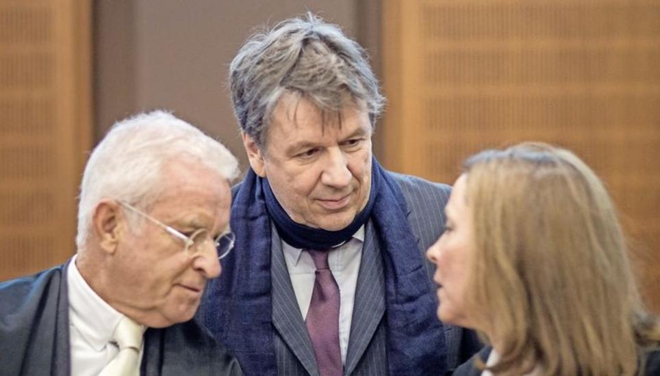 Vor dem Oberlandesgericht Frankfurt erfolgreich: der Wettermoderator Jörg Kachelmann (Mitte) zwischen seinen Anwälten Johann Schwenn (l.) und Ann Marie Welker (r.). Bild: Key