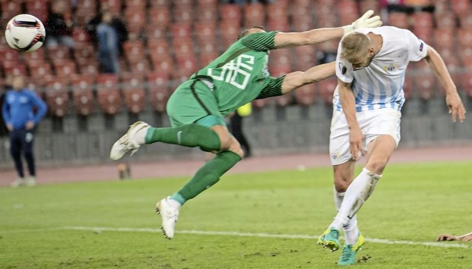 Die Entscheidung zugunsten des FC Zürich: Stürmer Dzengis Cavusevic ist mit dem Kopf schneller am Ball als Gästekeeper Zydrunas Karcemarskas – der Treffer zum 2:1 in der 79. Minute brachte dem FCZ den verdienten Heimsieg. Bild: Key