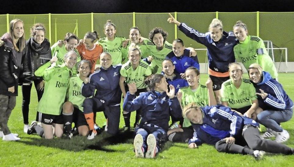 Das passende Bild fürs persönliche Sportleralbum: Die Neunkircher NLA-Fussballerinnen jubeln über ihren Sieg beim FC Zürich. Eine Premiere für alle. Bild: Pascal Oesch
