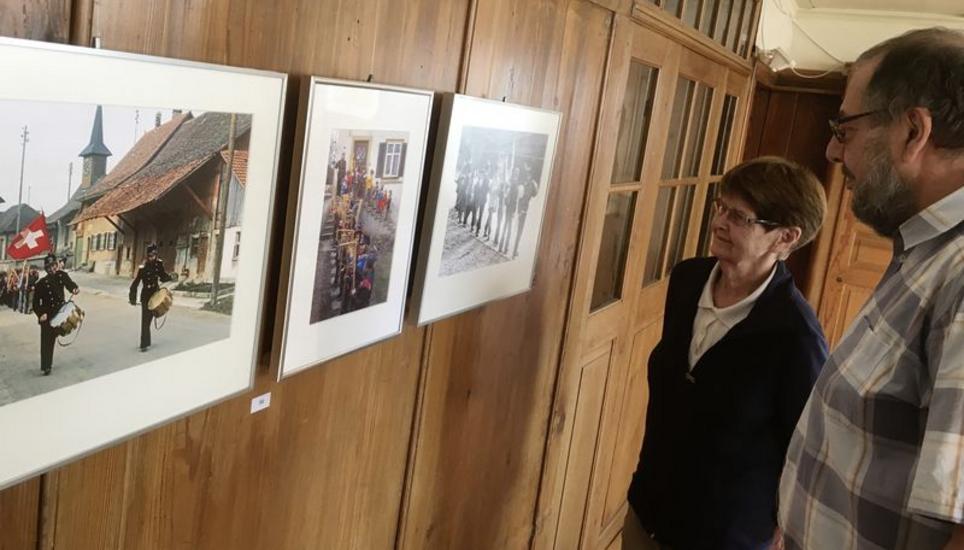 Das waren noch Zeiten. Max Baumanns Frau Sonja schaut sich mit Bruno Ranft von der Stiftung Kulturzentrum Sternen die historischen Aufnahmen vom Barzheimer Aschermittwoch an. Die Kinder auf den Fotos sind natürlich längst gestandene Männer … Bilder: Jean-Claude Goldschmid