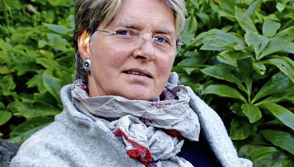 Eva Eberwein entspannt in ihrem Garten. Bild Doris Burger