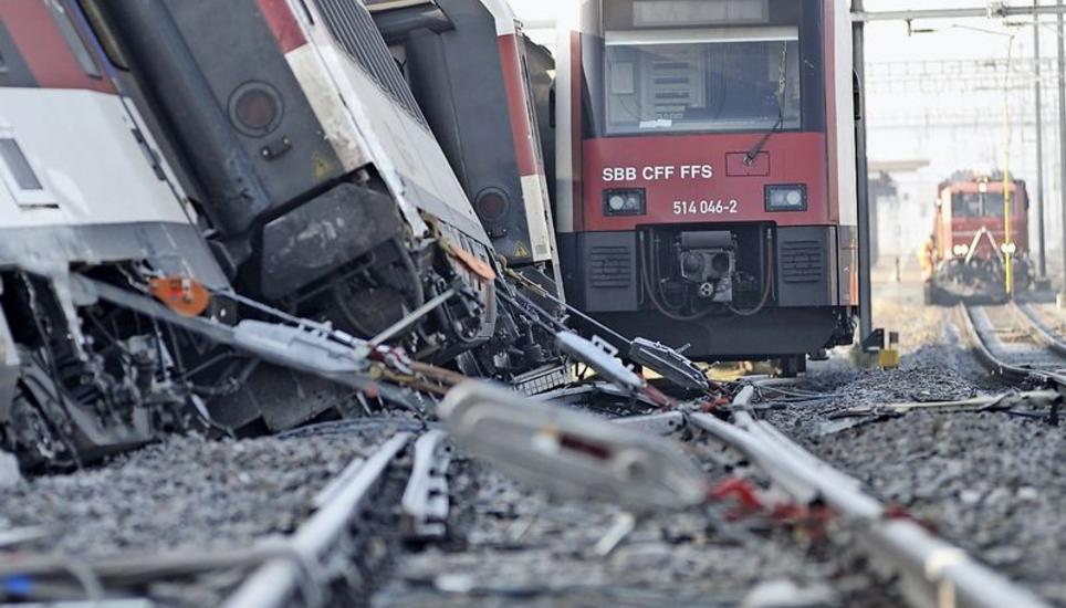 Die S-Bahn (rechts) fuhr bei Rot los, weil ihr Lokführer die auf Grün stehenden Signale, die dem Interregio galten, auf sich bezogen hatte. Archivbild Zeno Geisseler