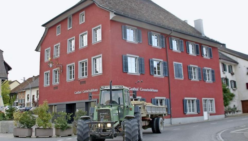 Ein grosses rotes Haus mitten in der Weinbaugemeinde Wilchingen, das ist das Restaurant Gmaandhuus. Nach einem Umbau und etlichen Pächterwechseln sucht die Gemeinde nun wieder einmal einen Wirt, der erfolgreich ist. Bild: Alfred Wüger