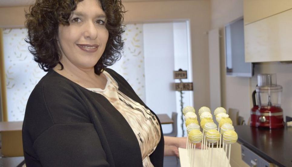 Heidi Laurito in der Küche in Merishausen, wo ihre Cake-Pops für verschiedene Anlässe entstehen. Bild: Pia Oderbolz