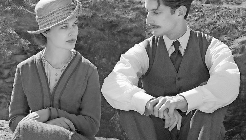 Der gefallene Frantz führt sie zusammen: Paula Beer (Anna) und Pierre Niney (Adrien) in einer Szene aus «Frantz» von François Ozon. Bild zvg
