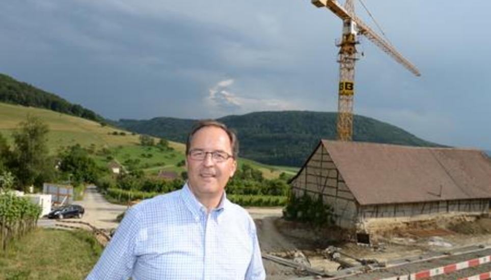 Beat Hedinger beim Umbau der Trotte (im Hintergrund) im Jahr 2014. Bild: Selwyn Hoffmann