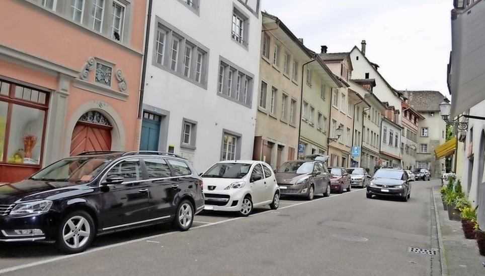 Das Einkaufs- und Freizeitangebot steht in Widerspruch zur pittoresken Altstadt Eglisaus, findet Gemeindepräsidentin Ursula Fehr. Quartierläden und Gewerbe spüren die Konkurrenz von Grossverteilern – das wirkt sich aufs Ladenangebot aus. Archivbild tgü.