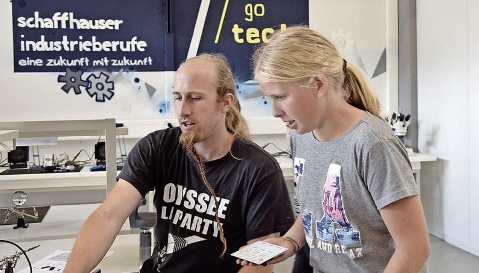 Der Coach Tony Stamm hilft Julia Bach beim Löten. Bild Franziska Bartel