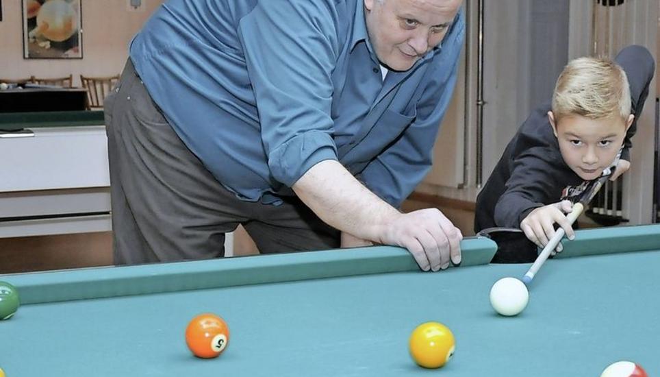 Alain Müller, Präsident des BC Munot, mit Jungtalent Diego Colantonio. Bild: Christoph Merki