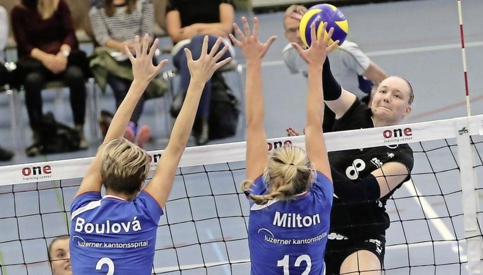 Mit vollem Einsatz: Die beste Kantispielerin in Luzern, Chrissi Quade (Nr. 8), spielt gegen den gegnerischen Block. Bild: W. Schläpfer