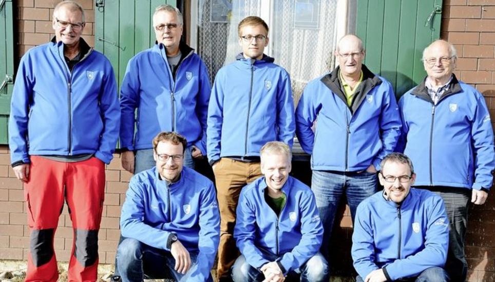 Die Freude der Dörflinger: (hintere Reihe von links) Christian Risch sen., Godi Bossert, Marco Keller, Peter Keller, Franz Bärtsch; (vordere Reihe von links) Christian Risch jun., Rico Blanz, Martin Schwizer, die neuer Schaffhauser Mannschaftsmeister wurden. Bild Markus Stanger