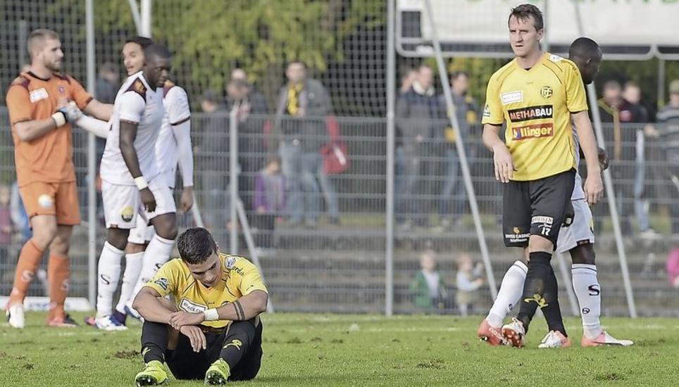 Ein Bild mit Symbolcharakter: Während im Hintergrund die Servette-Spieler den Sieg feiern, sind die FCS-Spieler um Luca Tranquilli (sitzend) und Igor Tadic nach dem neuerlichen Nackenschlag deprimiert und enttäuscht. Bild Roger Albrecht