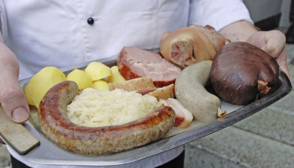 Von der Leberwurst zur Blutwurst: Auf dieser Schlachtplatte liegt alles, was es zu einer anständigen Metzgete braucht. Passend dazu werden Salzkartoffeln und Sauerkraut gereicht. Bild Maria Gerhard