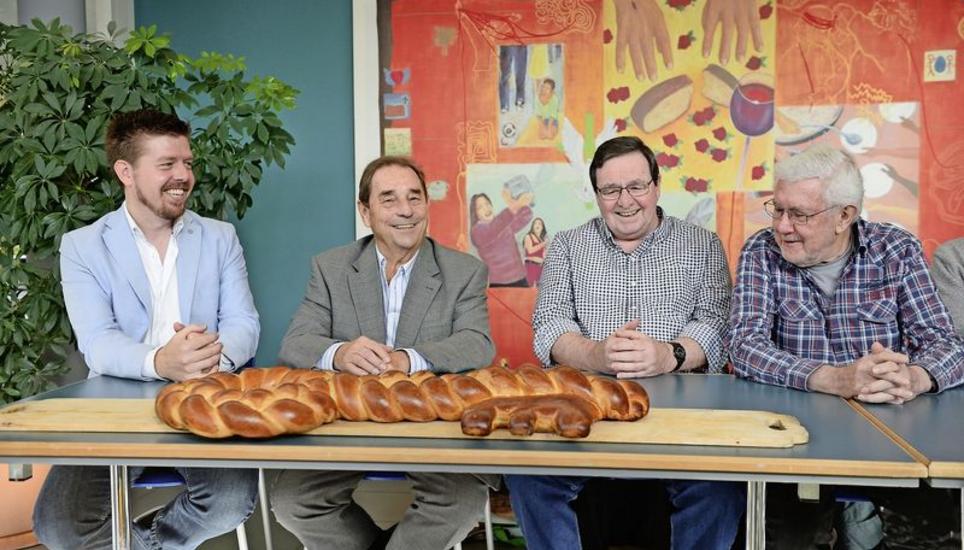 Claudio Campestrini (links) erhält von Rudolf Tanner (Zweiter von links), Kurt Haller und Peter Roost den Schlüssel für das OK in Form eines Zopfes. Bild Selwyn Hoffmann