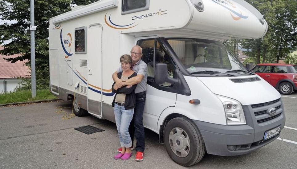 Zwischenstopp in Lottstetten: Jürgen und Ilona Lewerenz vor ihrem Wohnmobil auf dem Stellplatz in der deutschen Gemeinde. Ausser einem Strom- und Wasseranschluss wird dort wenig geboten, die Nachfrage ist dennoch sehr hoch. Bild Tobias Erlemann