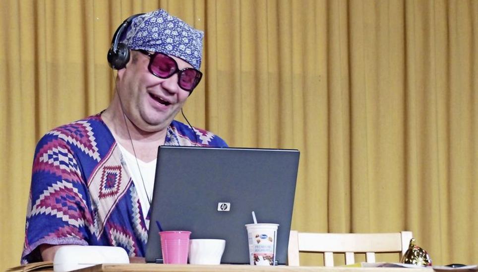 Nicht nur das Outfit ist schräg: Sven Weishaupt gibt über eine Plattform im Internet dubiose Ratschläge. Bild: Theo Kübler