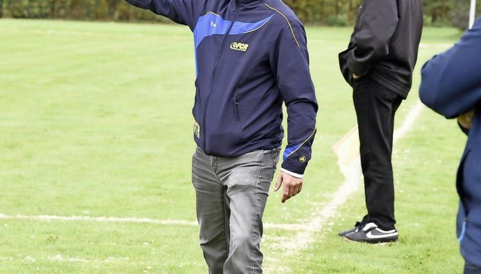 Gibt auf dem Platz die Richtung vor: Beat Signer (links), der Trainer des FC Ramsen. Er trägt die ungewöhnliche Philosophie des Schaffhauser Viertligisten mit. Bild Roger Albrecht