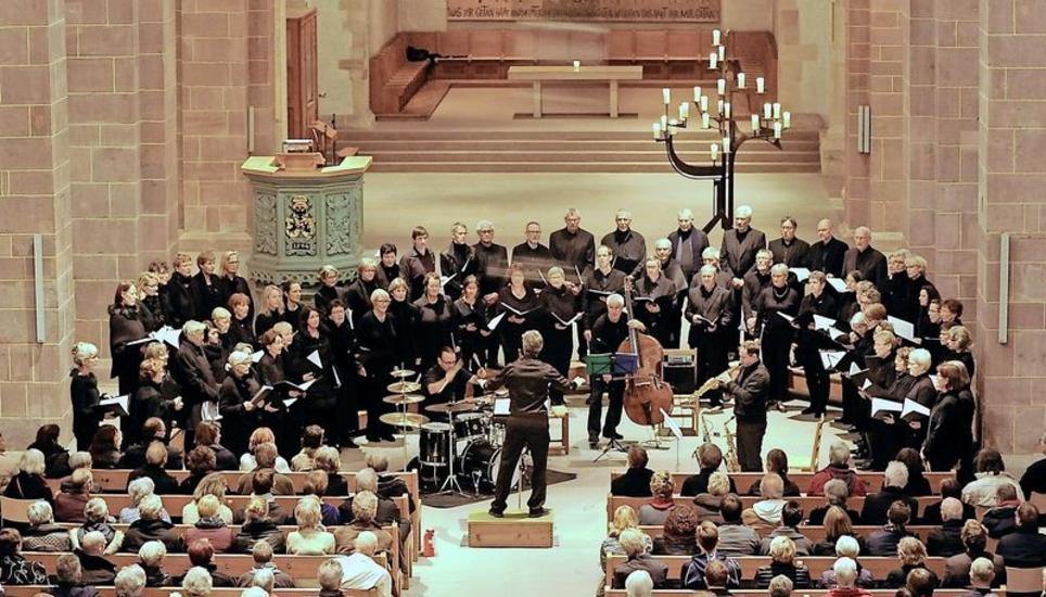 Imposante Chorgesänge hallten am Freitag beim «Gregorian Jazz» durch das ausverkaufte Schaffhauser Münster. Bild Bruno Bührer
