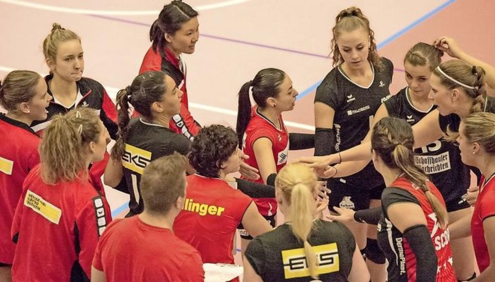 Kanti-Trainerin Mélanie Pauli (Mitte) gibt ihren Spielerinnen taktische Anweisungen beim Spiel ihres Teams in Cheseaux. Bild Reinhard Standke