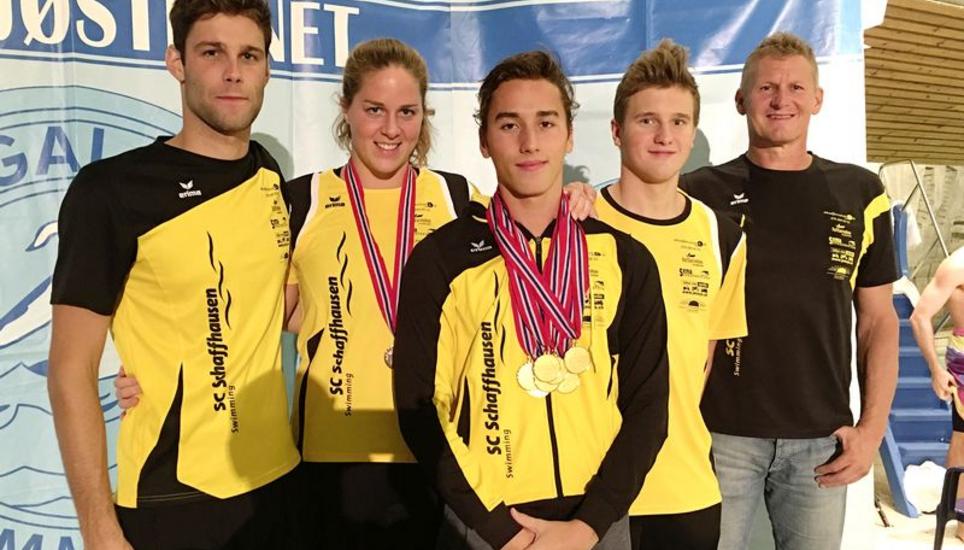 Die SCS-Eliteschwimmer in Stavanger (No): Christian Sidler, Lisa Stamm, Timothy Schlatter, Marc Fois und Cheftrainer Gerhard Innerhofer (von links). Bild: pd