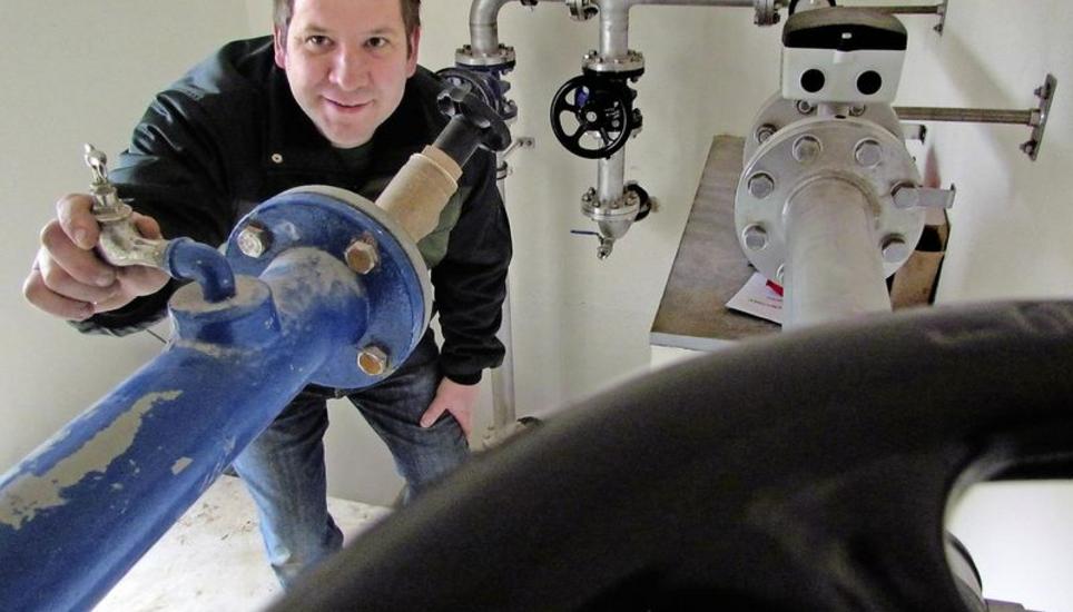 Gemeinderat Urs Thalmann im Hemishofer Pumpenhaus. Von hier aus gelangt das Grundwasser ins Netz. Bild Ernst Hunkeler