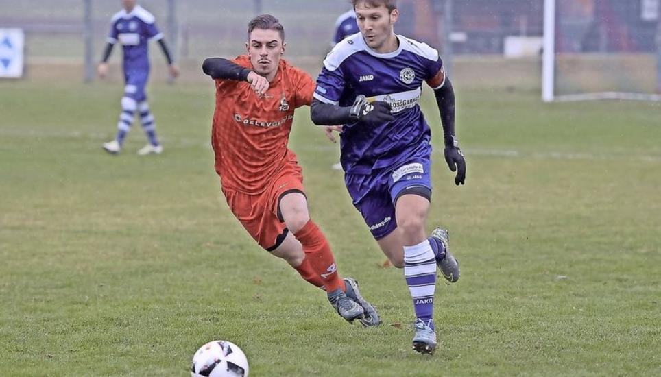 FC Thayngen im Vorwärtsgang: FCT-Captain Claudio Nart (r.) marschiert im Spiel gegen Beringen (1:1) vornweg. Bild: R. Albrecht