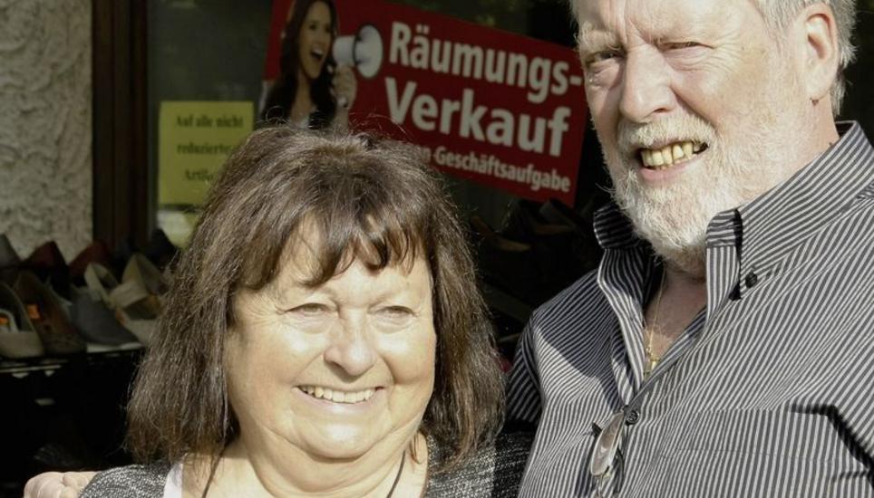 Ursula und Reinhard Vetterli vor ihrem Laden an der Bahnhofstrasse. Bild: Dieter Ritter