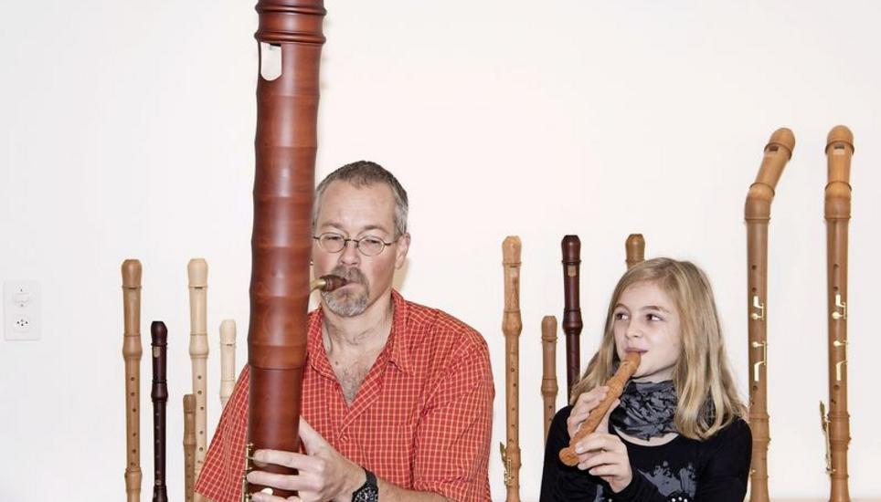 Lorenz Jörg ist bei der Küng Blockflöten GmbH für die Intonation sowie für Reparaturen und Service verantwortlich, sein Patenkind, Mia Sahli aus Hemishofen, durfte ihn einen Tag lang bei der Arbeit begleiten.Bild: Jeannette Vogel