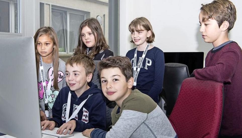 Am Arbeitsplatz des Produzenten schauen Luana (l.), Cedric, Sri, Finn, Julia und Mirco interessiert auf den Bildschirm. Bild: Jeannette Vogel