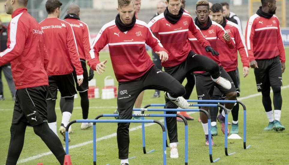 Die Schweizer beim Training in Lugano: Silvan Widmer, Stephan Lichtsteiner und Jacques François Moubandje (v. l.). Bild Key