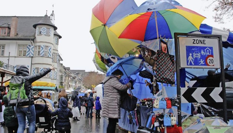 Für einige Farbtupfer an einem sonst trüben, regnerischen Nachmittag sorgte Sepp Koller mit seinem Regenschirmstand an der Beckenstube. Bilder: Luca Miozzari