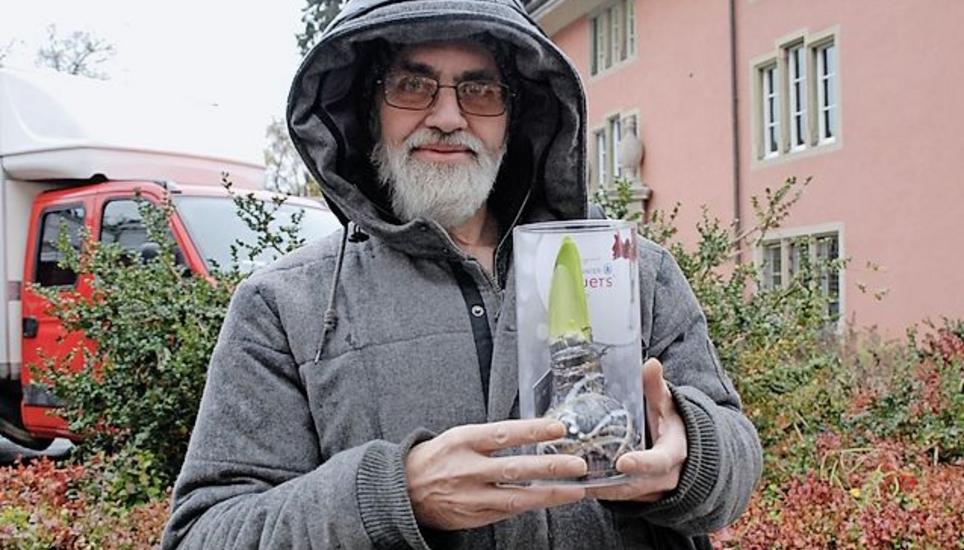 Anton Schmied hat am Martinimarkt eine Amaryllis-Zwiebel erstanden. «Die muss man nicht giessen», sagt er. Der Schaffhauser ist jedes Jahr auf dem Markt. Besonders gefällt ihm der Stand mit den Pferdefleischwaren.