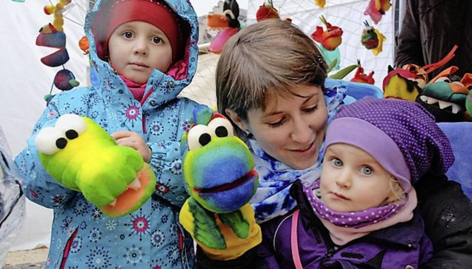Zwei handgemachte Handpuppen aus Schaumstoff haben es Manuela Baumann und ihren Töchtern Amea (l.) und Saya besonders angetan. Sie sind für den Marktbesuch aus Beringen nach Schaffhausen gekommen.