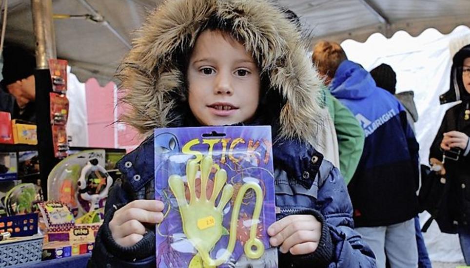 Zusammen mit seiner Mutter war Leon Schweizer gestern auf dem Herrenacker unterwegs. An einem der Spielwarenstände hat er eine klebrige Gummihand entdeckt, die ihm auf Anhieb gefiel.