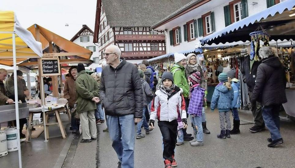 Fast kein Durchkommen war gestern Vormittag am Ossinger Jahrmarkt. Bild Therese Schurter