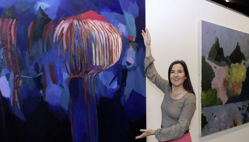 15 aus 68 ausgewählt: Jurypräsidentin Isabelle Köpfli mit Anna Peterers «Freie Gefangenschaft» (2016). Bild: Bruno Bührer
