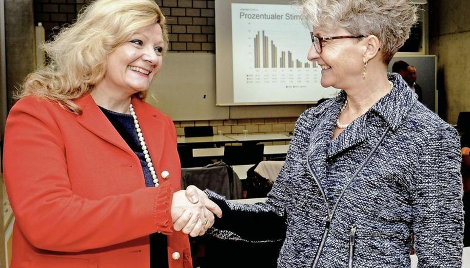 Die wiedergewählte Cornelia Stamm Hurter (SVP, l.) gratuliert ihrer neu gewählten Parteikollegin Kirsten Brähler. Bild: Bruno Bührer
