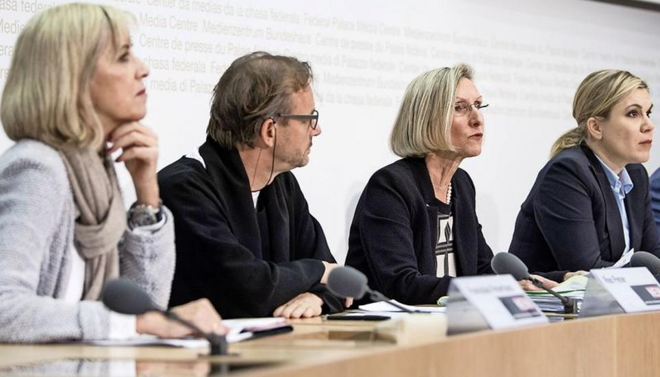 Franziska Peterhans, Lehrer-Dachverband, Pfarrer Res Peter, SP-Nationalrätin Prisca Birrer-Heimo und Silvia Steidle, Finanzdirektorin der Stadt Biel (v. l.), vom überparteilichen Komitee beim Kampagnenstart «Nein zur Unternehmenssteuerreform USR III».