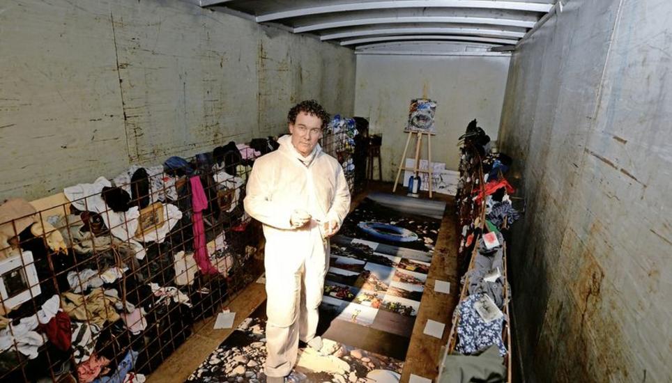 Beat Toniolo im Kunstcontainer, der noch bis zum 23. Dezember auf dem Herrenacker zu besichtigen ist. Aus solchen engen Containern wurden schon Menschen befreit, die nach Europa geflohen waren. Bild Selwyn Hoffmann