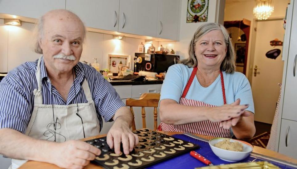Joseph und Brigitte Halytskyj in ihrer Küche in Beringen, wo sie dieses Jahr 21 Sorten Weihnachtsguetsli herstellen. Bild: Selwyn Hoffmann